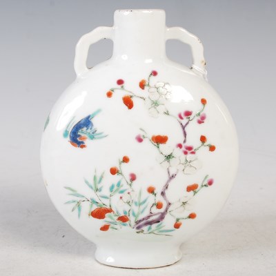 Lot 202 - A Chinese porcelain famille rose pilgrim vase,...