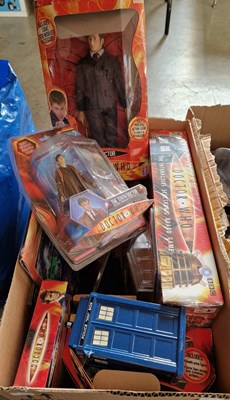 Lot 632 - A group of Doctor Who collectors' items to...