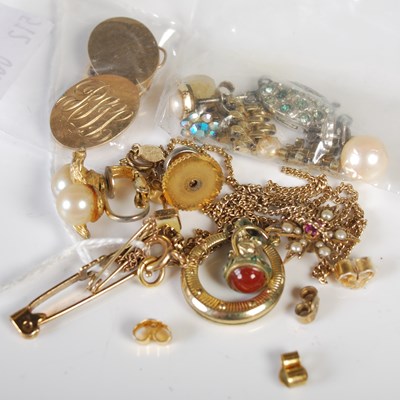 Lot 246 - A group of gold and yellow metal jewellery to...
