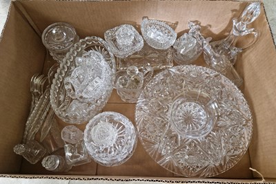 Lot 637 - A box of assorted glassware to include bowls,...