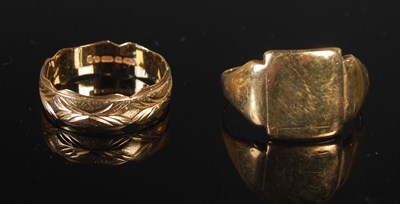 Lot 281 - Two 9ct gold rings to include a signet ring...