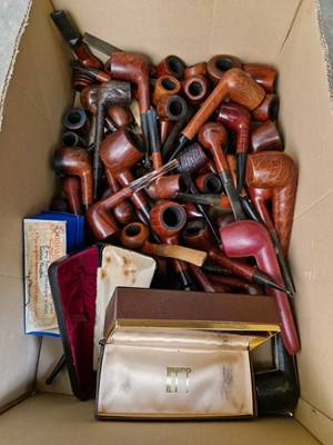 Lot 670 - A box of assorted wooden tobacco pipes to...