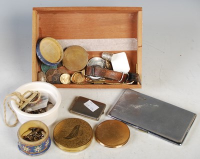 Lot 297 - A box of various items to include a gentlemans...