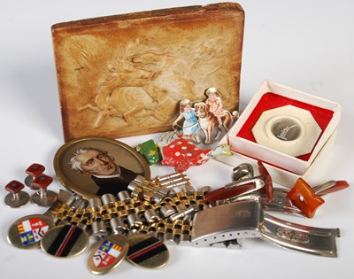 Lot 302 - A box of various items to include decorative...