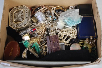 Lot 303 - A box of assorted costume jewellery.