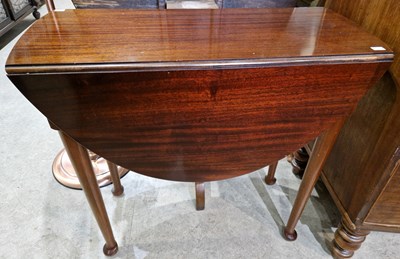 Lot 800 - An early 20th century mahogany dropleaf table...