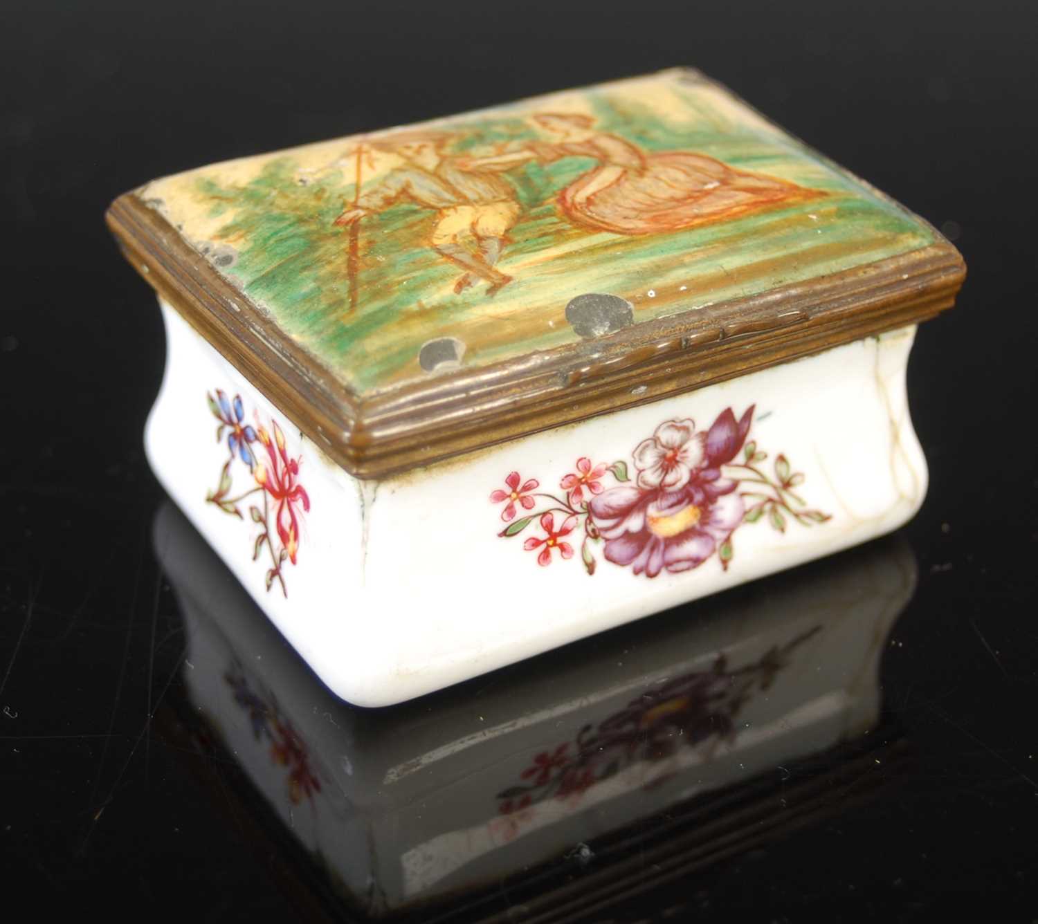Lot 120 - An 18th century Battersea enamel patch box,
