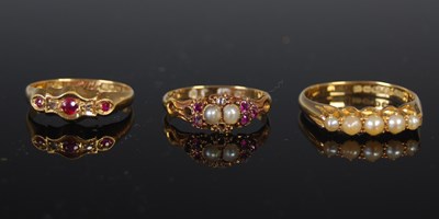 Lot 498 - An 18ct gold and pearl five stone ring, size...