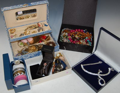 Lot 140 - A collection of costume jewellery to include...