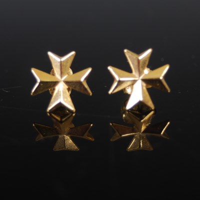 Lot 500 - A 9ct gold and amethyst Maltese cross pendant...