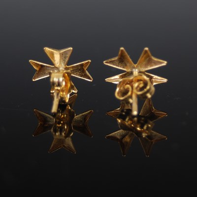 Lot 500 - A 9ct gold and amethyst Maltese cross pendant...