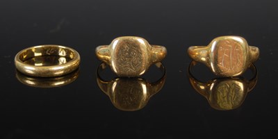 Lot 468 - An 18ct gold wedding ring, ring size 'I/J',...