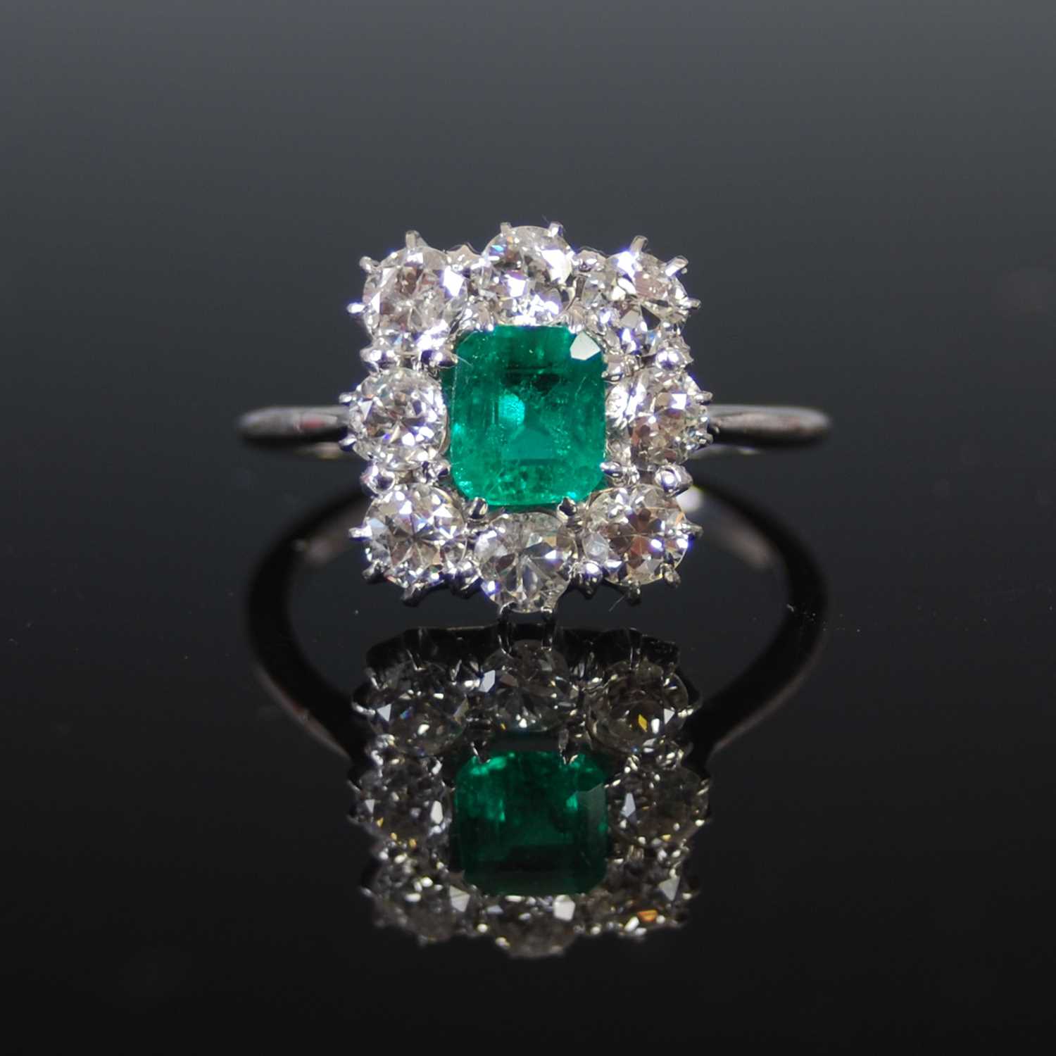 Lot 526 - An early 20th century white metal, emerald and...