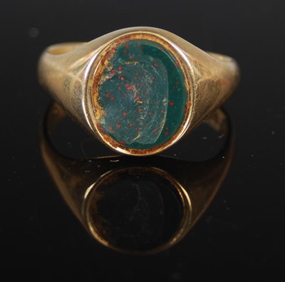 Lot 483 - A 9ct gold and blood stone signet ring, gross...