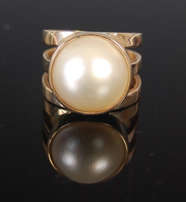 Lot 491 - A yellow metal and split pearl dress ring,...