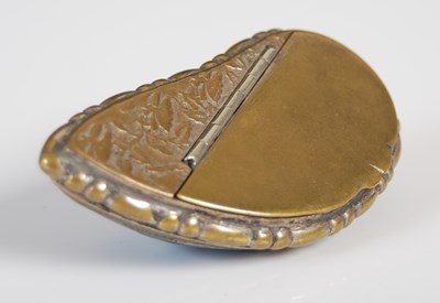 Lot 235 - An unusual snuff box formed as a mussel shell,...