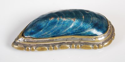 Lot 235 - An unusual snuff box formed as a mussel shell,...
