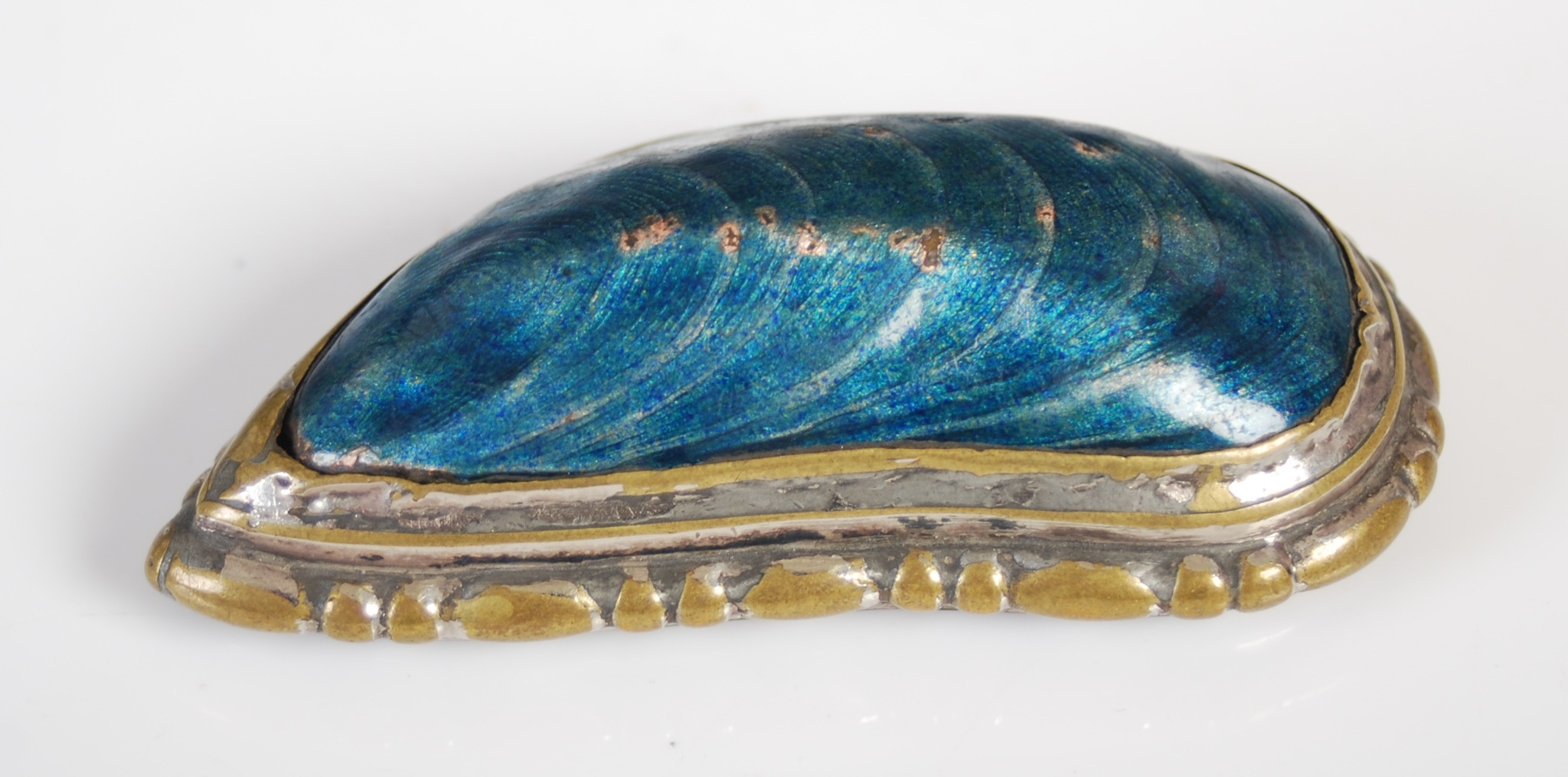 Snuff Box Sea Shells Lot 235 - An unusual snuff box formed as a mussel