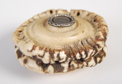 Lot 211 - A Scottish antler horn snuff box with tight...