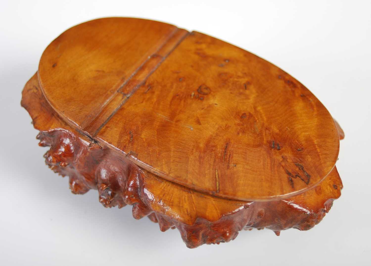 Lot 272 - A Scottish burr wood snuff box with integral...