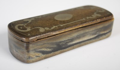 Lot 195 - A horn oblong snuff box, the integral hinged...