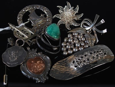 Lot 42 - A collection of assorted vintage white metal...