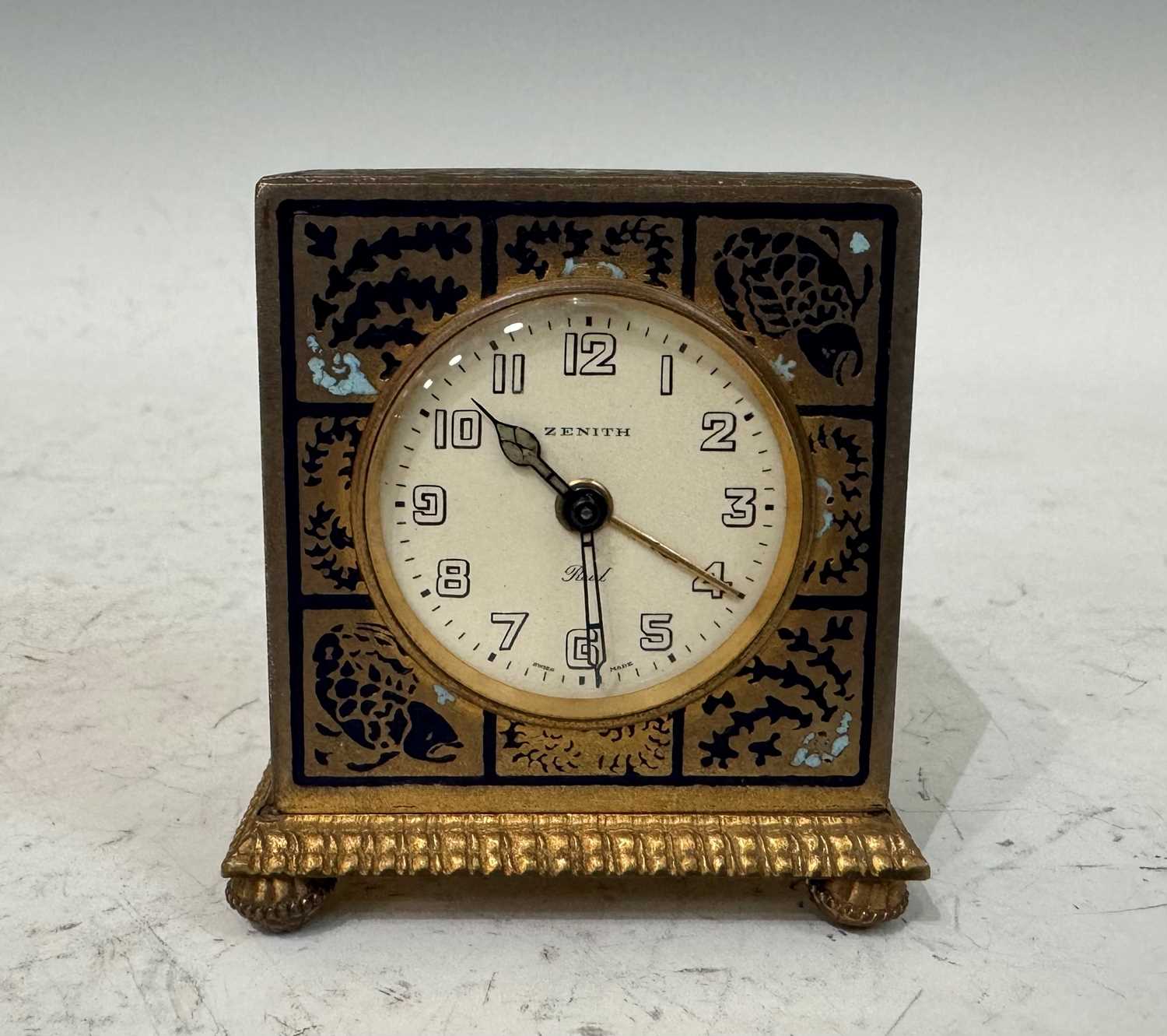 Lot 47 - A vintage Zenith Swiss-Made yellow and white