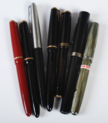 Lot 85 - A collection of vintage fountain pens to...