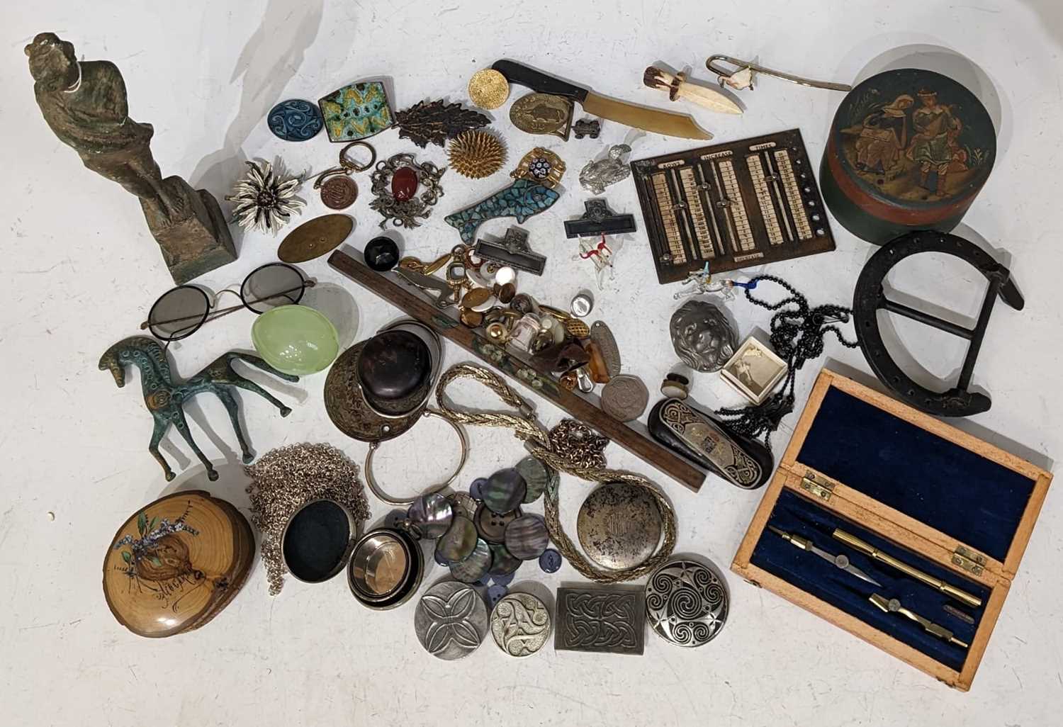 Lot 355 - A small box of miscellaneous items to