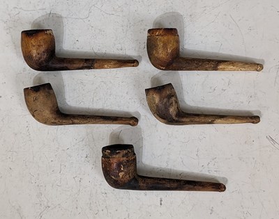 Lot 113 - A collection of five assorted vintage clay pipes.