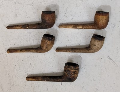 Lot 113 - A collection of five assorted vintage clay pipes.