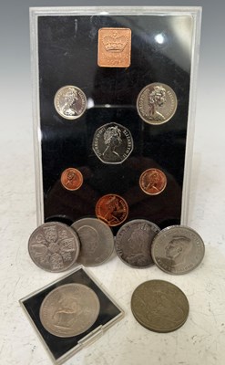 Lot 115 - A collection of assorted coinage to include a...