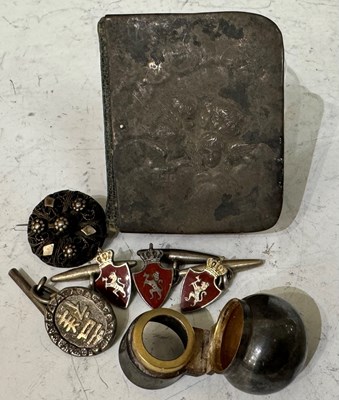 Lot 160 - A collection of assorted silver and white...