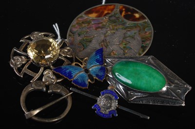 Lot 252 - A collection of six assorted brooches to...