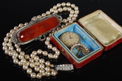 Lot 225 - A collection of jewellery to include a white...