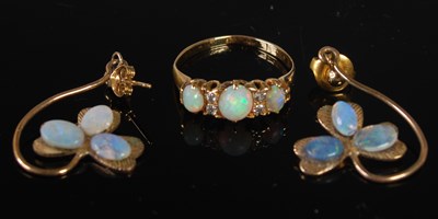 Lot 226 - A yellow metal opal and diamond seven stone...