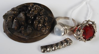Lot 80 - A group of jewellery to include white metal...