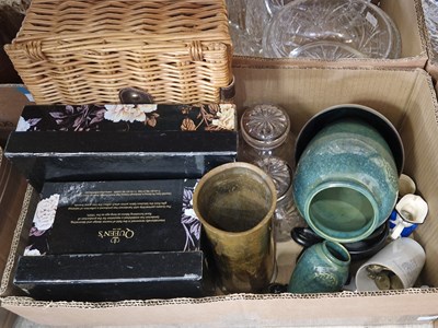 Lot 621 - A box of assorted mixed wares to include vases,...