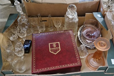 Lot 624 - A box of assorted glassware to include a boxed...