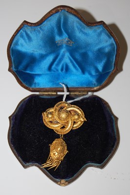 Lot 28 - A Victorian yellow metal brooch with oval...