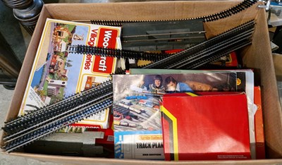 Lot 636 - A collection of mainly Hornby OO guage items...