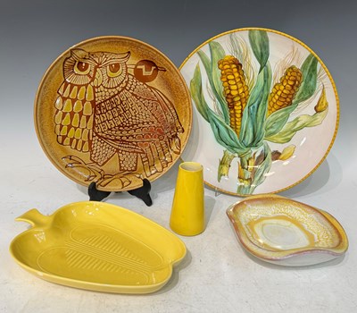 Lot 450 - A collection of mixed ceramics to include to...