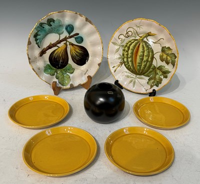Lot 450 - A collection of mixed ceramics to include to...