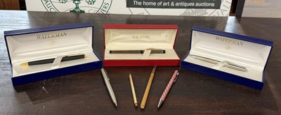 Lot 350 - A collection of pens to include Shaker USA...