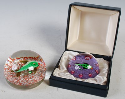 Lot 349A - A vintage Paul Ysart style paperweight centred...