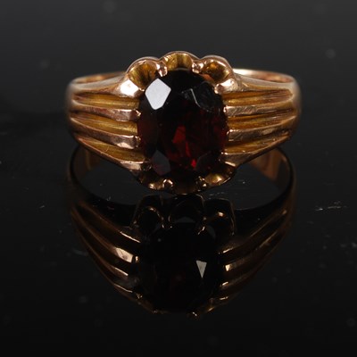 Lot 320 - A vintage 9ct gold and garnet single stone...