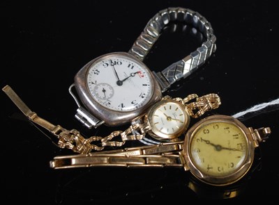 Lot 307 - A vintage ladies 9ct gold wristwatch, the oval...