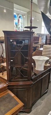 Lot 927 - A group of furniture to include a reproduction...