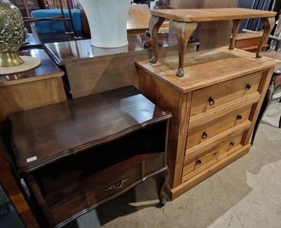 Lot 943 - A group of furniture to include a pine three...