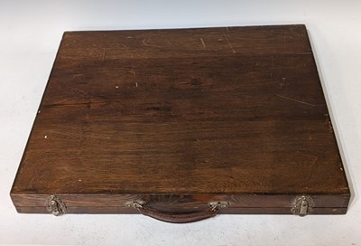 Lot 814 - An artists case containing a paint palette.